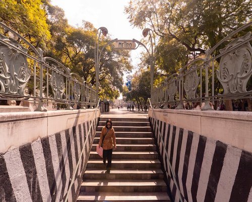 Persona subiendo las escaleras del metro en la CDMX con postura relajada