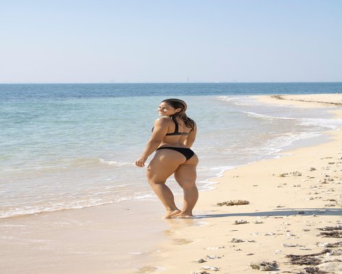 Mujer organizando sus compras del mercado en la cocina con postura correcta